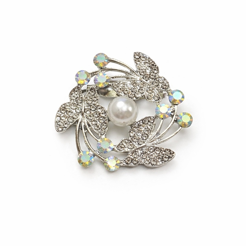 ⚜️ Elegant Silver and Pearl Brooch